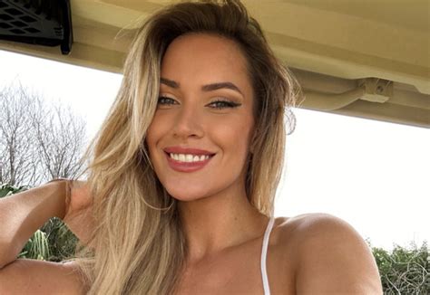 cleavage vid|Paige Spiranac bounces a golf ball in her cleavage .